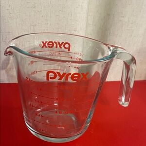 PYREX 2 Cup Glass Measuring Cup Red